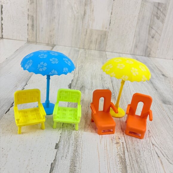 Bluey LOT Beach Chairs Orange Loungers Blue Umbrellas Outdoor Figure Playset NEW - Picture 1 of 10